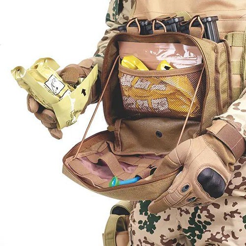 Eine Kombi-Erste Hilfe Bauchtasche hier von einem Soldaten getragen und geöffnet während er Verbandsobjekte aus dieser herrausholt.jpg